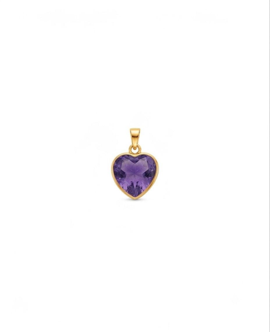 18k Gold Herzanhänger mit facettierter violetter Zirkonia auf weissem Hintergrund.
