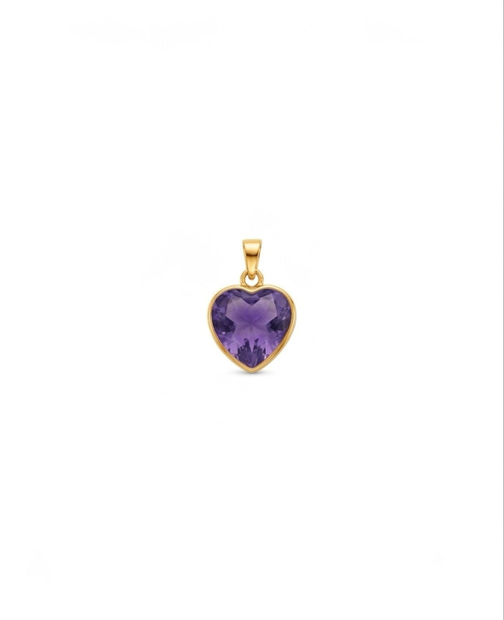 18k Gold Herzanhänger mit facettierter violetter Zirkonia auf weissem Hintergrund.
