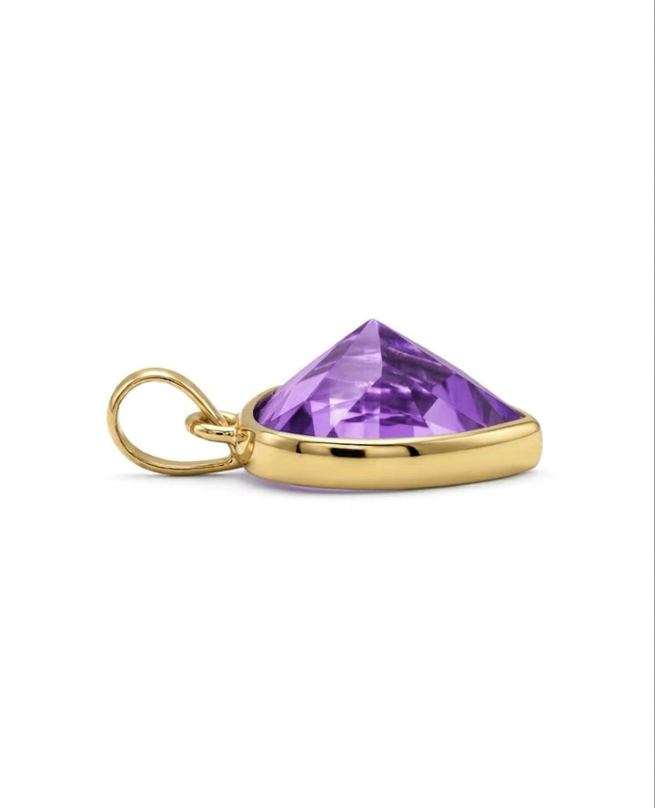 Seitenansicht eines Herzanhängers aus 18k Gelbgold mit facettierter violetter Zirkonia.
