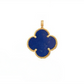 Kleeblattförmiger Anhänger mit tiefblauer Einlage, eingefasst in 18 Karat Gelbgold mit feiner Perlenstruktur und Öse, freigestellt auf weißem Hintergrund.