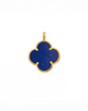 Kleeblattförmiger Anhänger mit tiefblauer Einlage, eingefasst in 18 Karat Gelbgold mit feiner Perlenstruktur und Öse, freigestellt auf weißem Hintergrund.