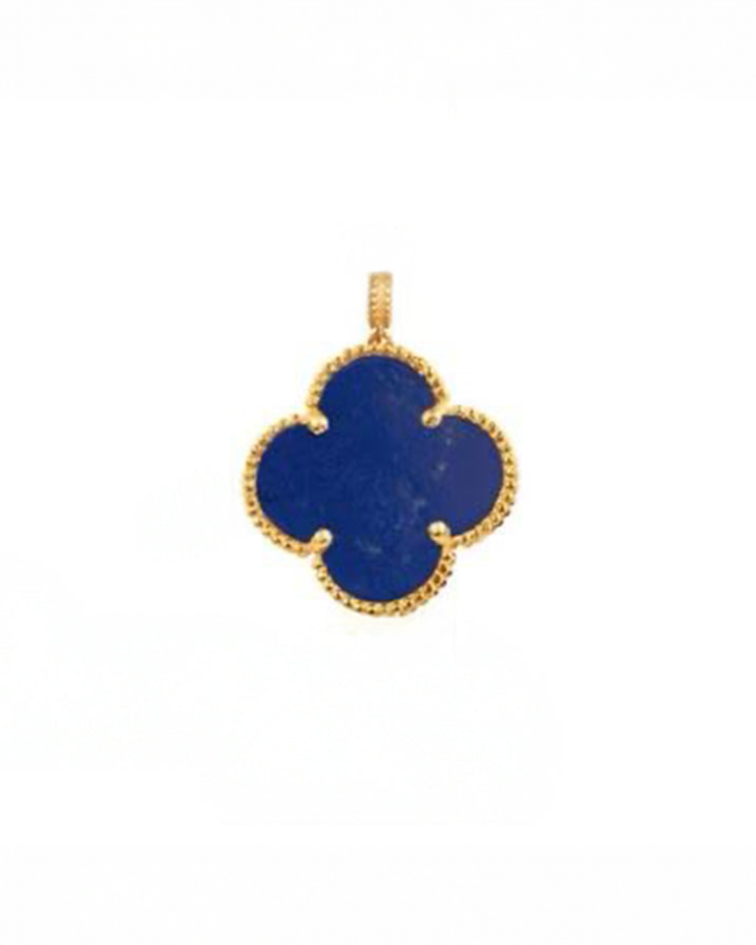 Kleeblattförmiger Anhänger mit tiefblauer Einlage, eingefasst in 18 Karat Gelbgold mit feiner Perlenstruktur und Öse, freigestellt auf weißem Hintergrund.