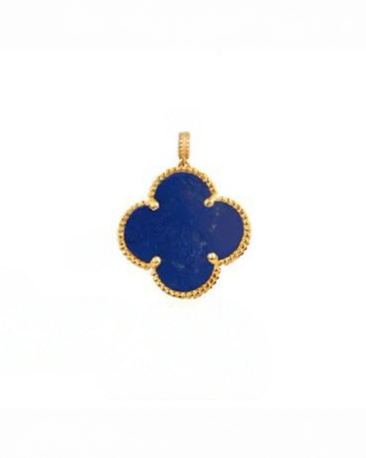 Kleeblattförmiger Anhänger mit tiefblauer Einlage, eingefasst in 18 Karat Gelbgold mit feiner Perlenstruktur und Öse, freigestellt auf weißem Hintergrund.