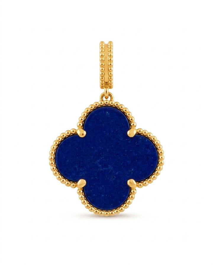 Kleeblattförmiger Anhänger mit tiefblauer Einlage, eingefasst in 18 Karat Gelbgold mit feiner Perlenstruktur und Öse, freigestellt auf weißem Hintergrund.