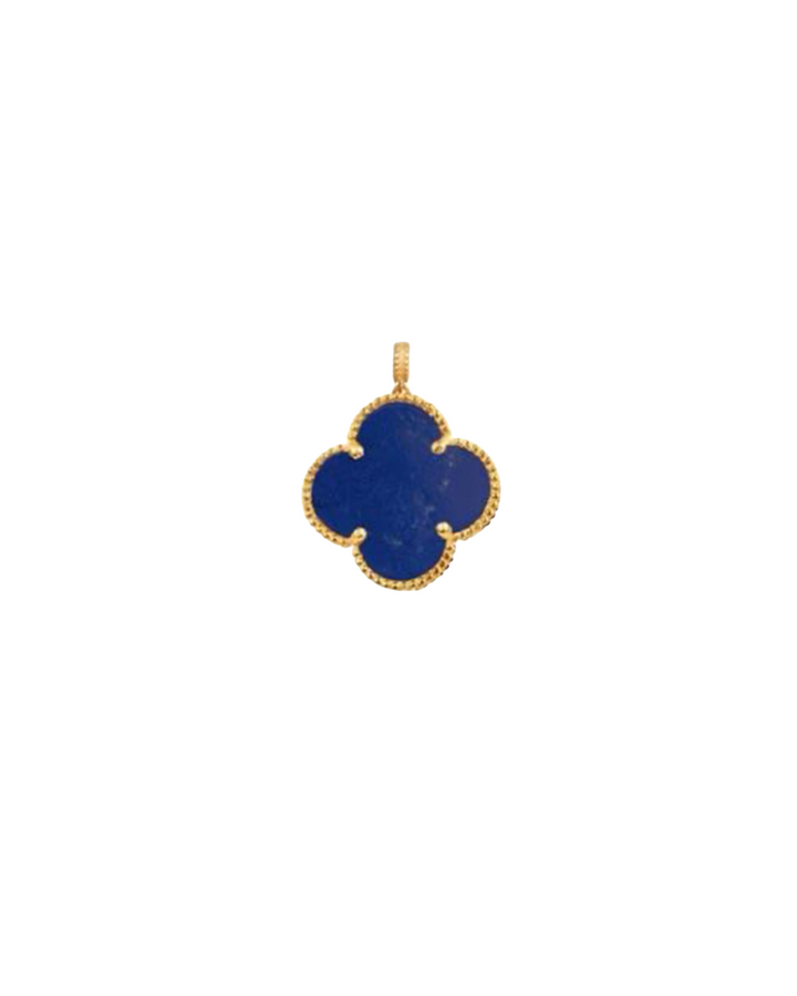 Blauer kleeblattförmiger Anhänger aus 18 Karat Gelbgold mit strukturierter Goldfassung und integrierter Öse, freigestellt auf weißem Hintergrund.