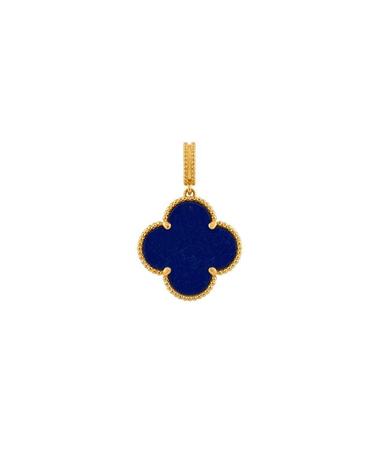 Blauer kleeblattförmiger Anhänger aus 18 Karat Gelbgold mit strukturierter Goldfassung und integrierter Öse, freigestellt auf weißem Hintergrund.