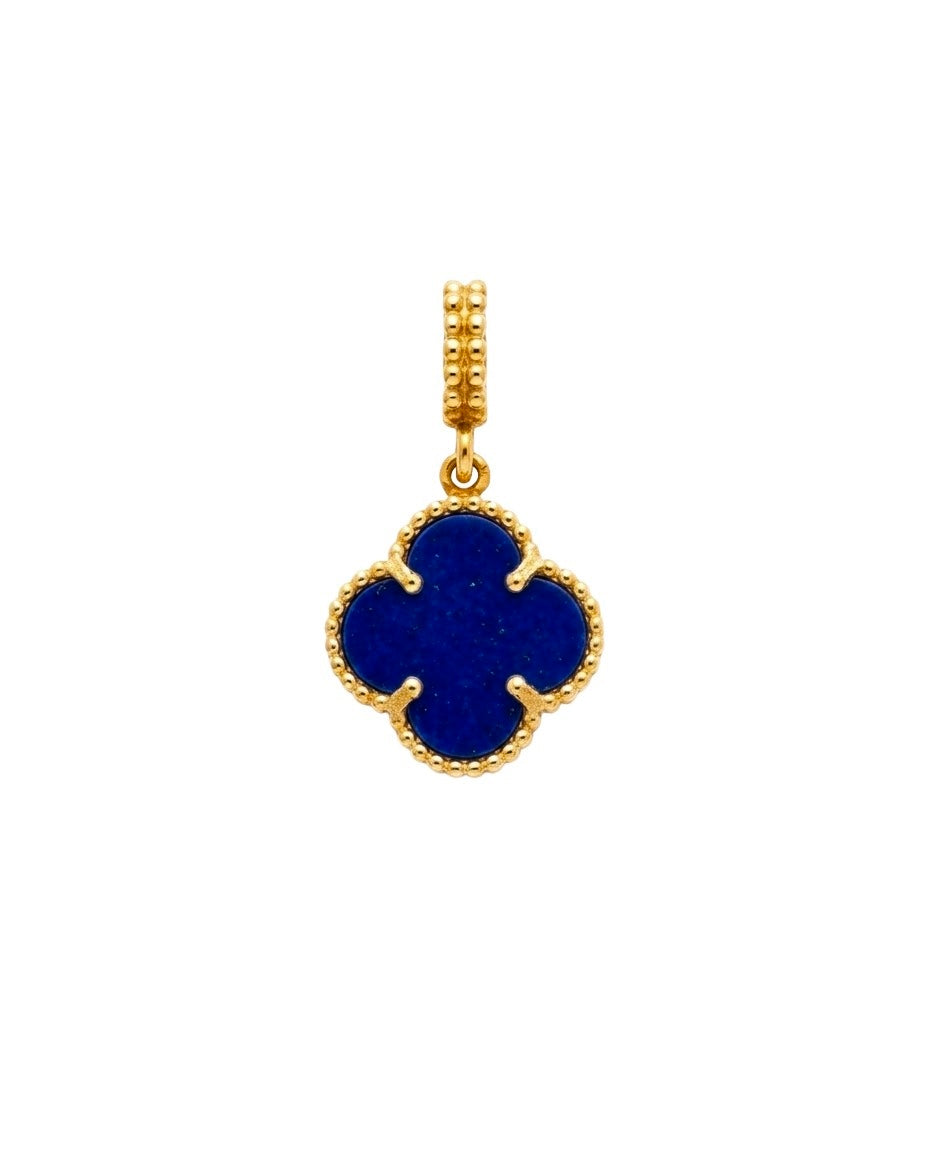 Detailansicht: kleiner blauer 18k-Goldanhänger in Vierblatt-Form – freigestellt.