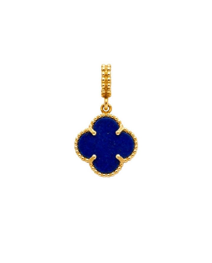 Detailansicht: kleiner blauer 18k-Goldanhänger in Vierblatt-Form – freigestellt.