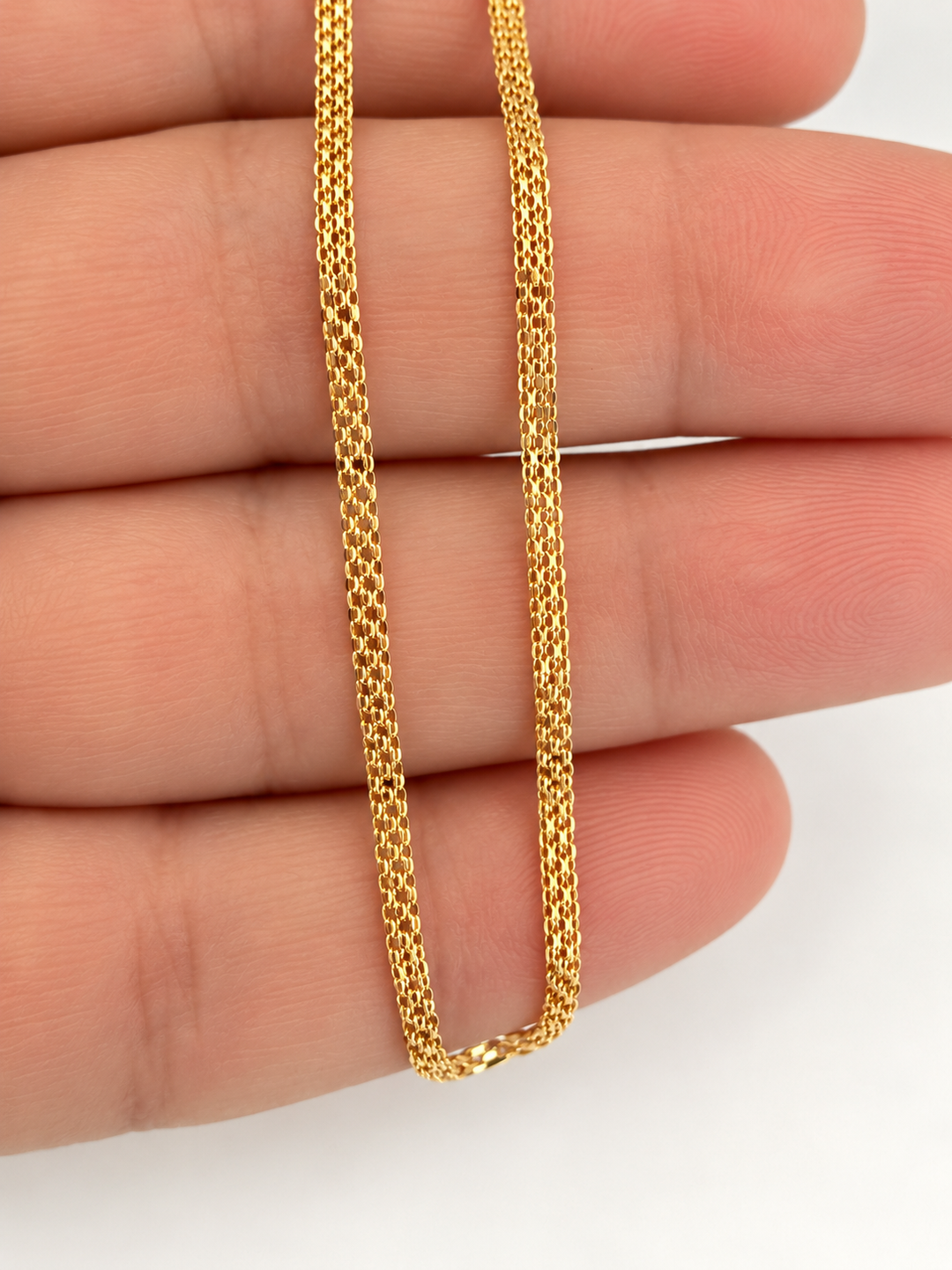 Makroaufnahme der mehrreihig wirkenden Bismarck-Kettenglieder des Zanjir-e Bizmark Zarif Armbands aus 18K Gelbgold.