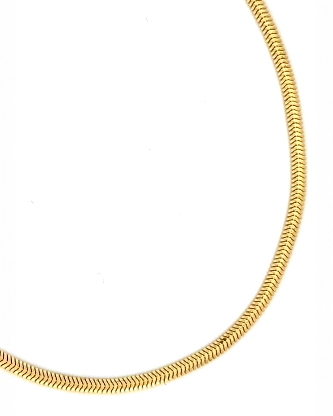 Filigranes Schlangenketten-Armband aus 18k Gelbgold mit geschmeidigem Fall, handgefertigt in persischer Tradition (Nahaufnahme)
