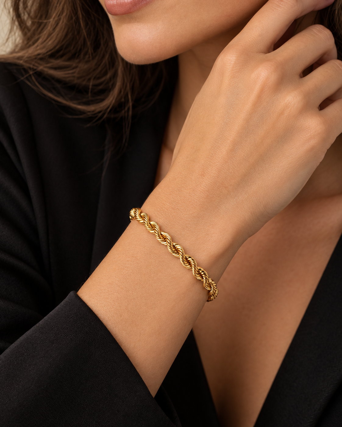Tanab-e Halgheyi Bozorg Armband aus 18k Gelbgold getragen am Handgelenk einer Frau