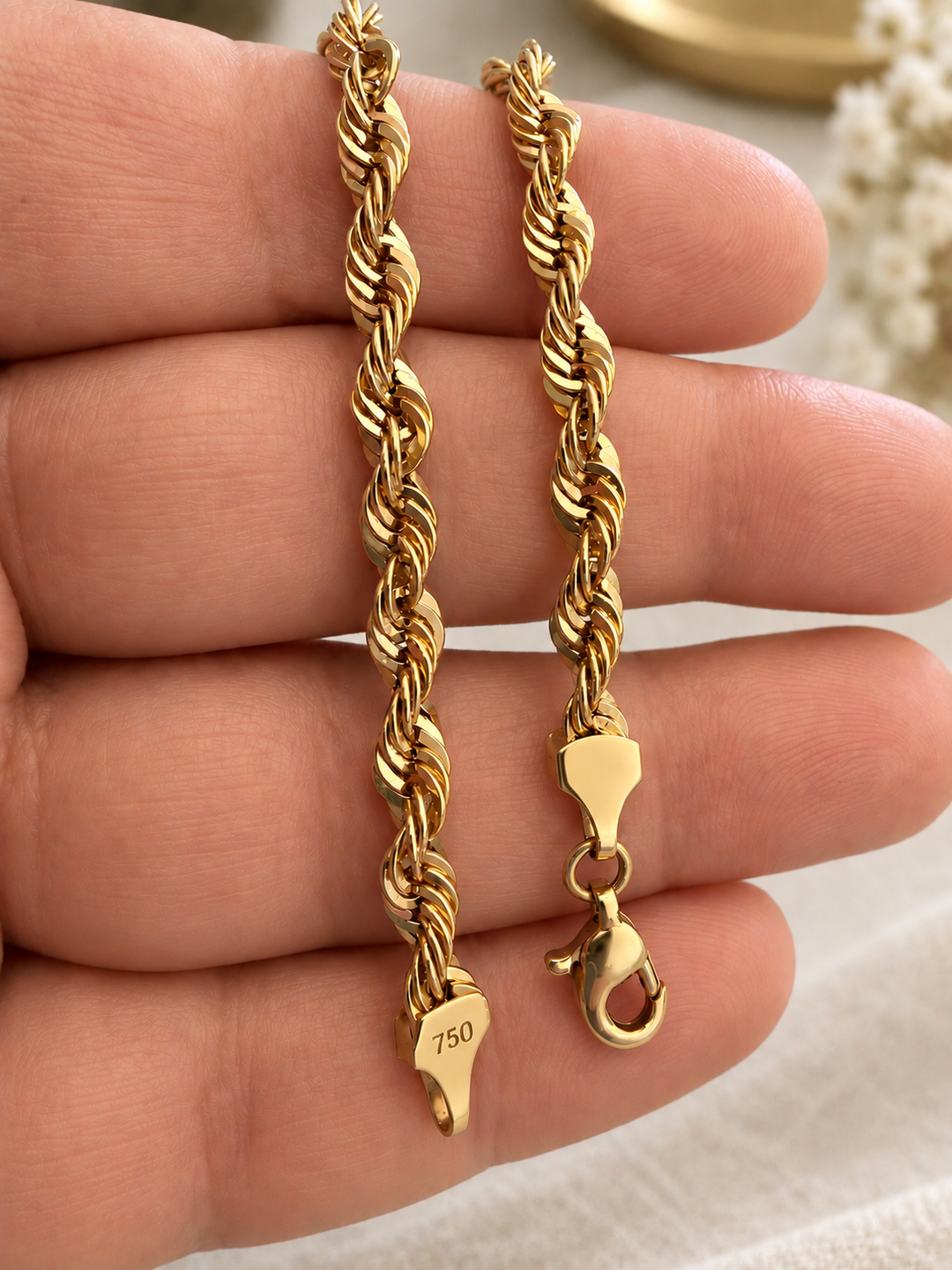 Nahaufnahme der ineinandergreifenden Ringzopf-Struktur des Tanab-e Halgheyi Bozorg Armbands aus 18k Gelbgold