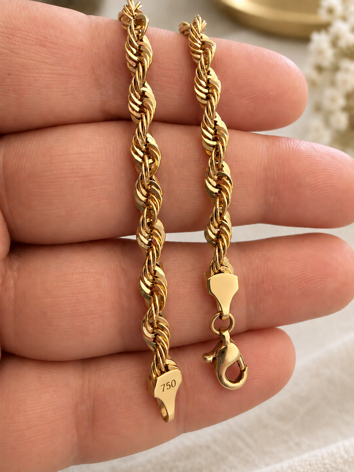 Nahaufnahme der ineinandergreifenden Ringzopf-Struktur des Tanab-e Halgheyi Bozorg Armbands aus 18k Gelbgold