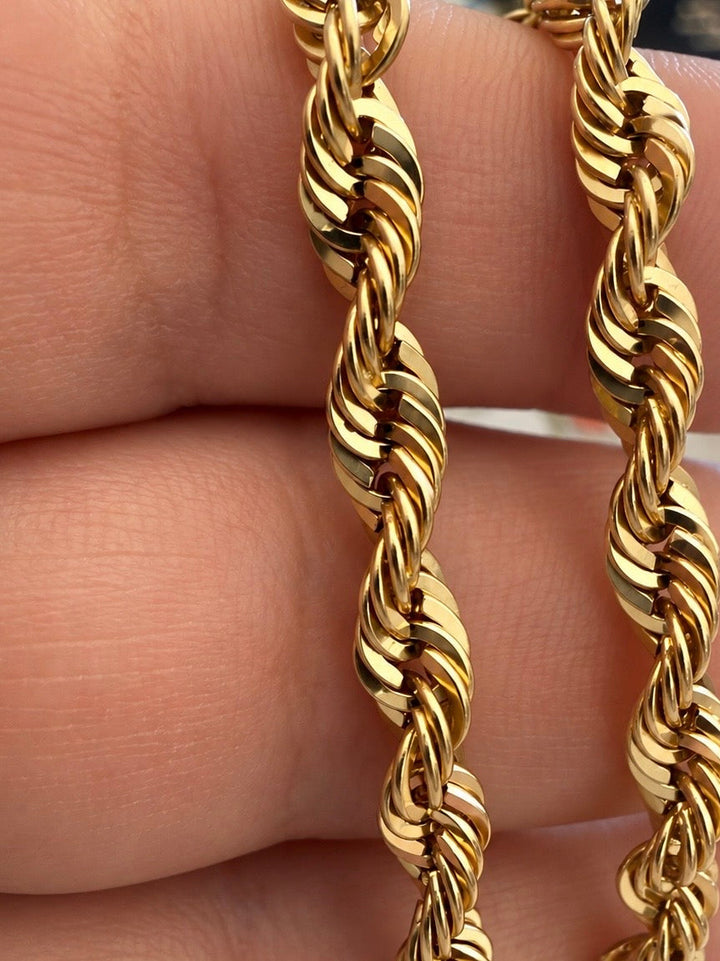 Detailansicht des 18k Gelbgold Ringzopf-Armbands mit 750-Punze und Karabinerverschluss