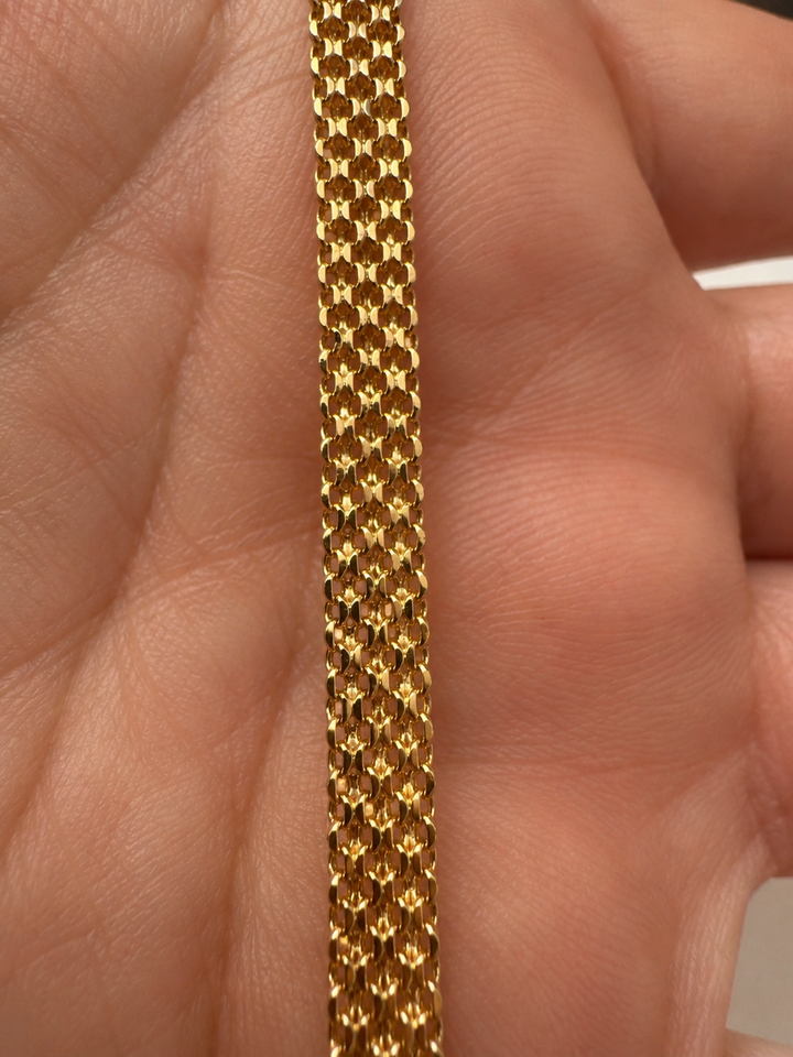 Nahaufnahme der fein miteinander verbundenen polierten Goldglieder des Zanjir-e Bizmark Armbands aus 18k Gelbgold