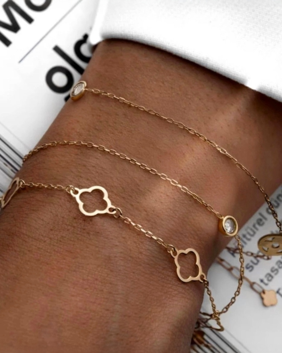 Feines Armband aus 18k Gelbgold – Chahâr Barg-e Khoshgel (Hübsche vier Blätter). Elegante Kette mit vierblättrigen Anhängern und funkelnden Details, Symbol für Glück &amp; Schönheit.