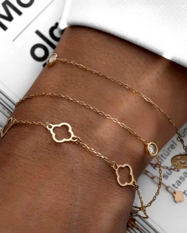 Feines Armband aus 18k Gelbgold – Chahâr Barg-e Khoshgel (Hübsche vier Blätter). Elegante Kette mit vierblättrigen Anhängern und funkelnden Details, Symbol für Glück &amp; Schönheit.