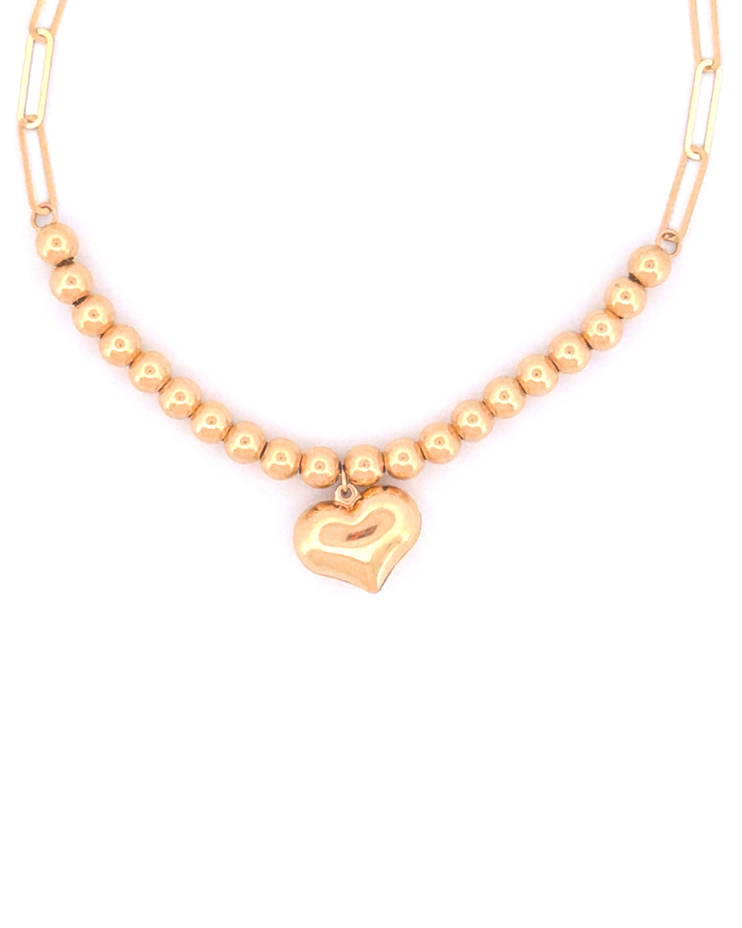 Detailaufnahme eines 18k Goldarmbands mit kleinen Goldkugeln und Herz-Anhänger, handgefertigt und fein poliert