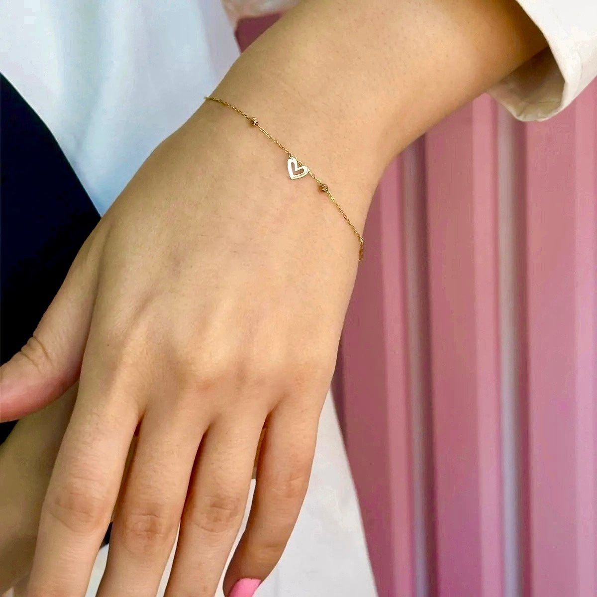 Feines Armband aus 18k Gelbgold mit zarter Kette und kleinem Herz-Anhänger – elegantes Schmuckstück für Damenhandgelenk.
