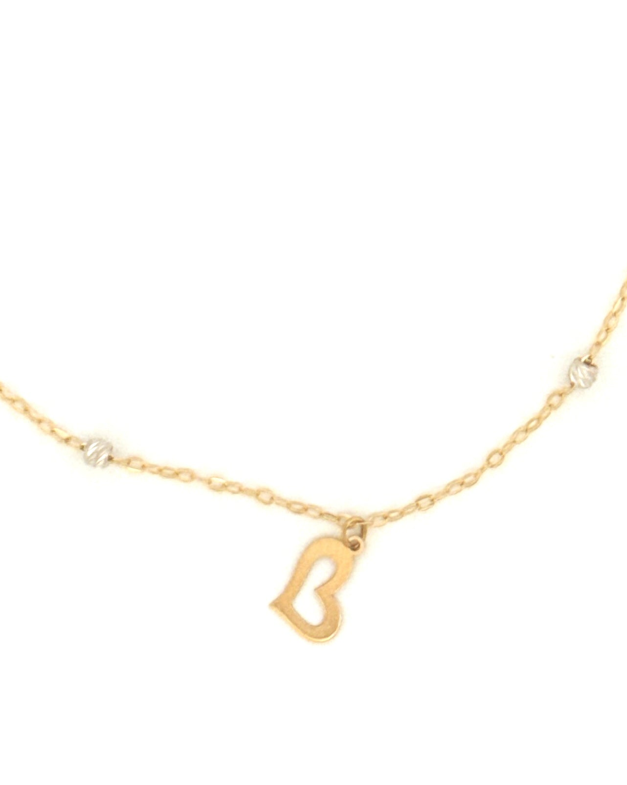 Detailansicht: Herzanhänger in 18k Gold an feiner Kette mit Kugeln – freigestellt.