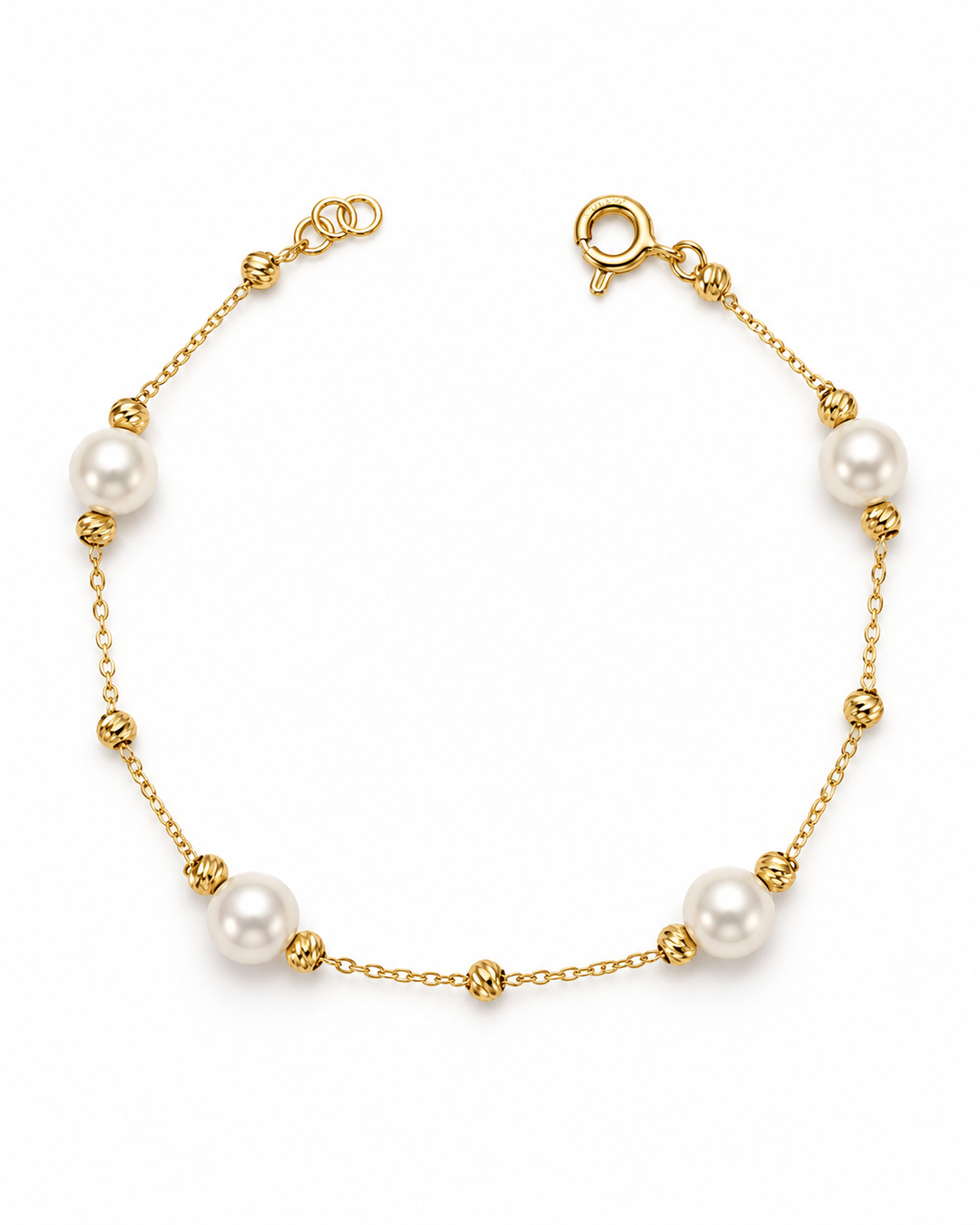 Armband Morvarid-e Talaei aus 18k Gelbgold mit drei weissen Perlen, feinen Goldkügelchen und Federringverschluss auf weissem Hintergrund.
