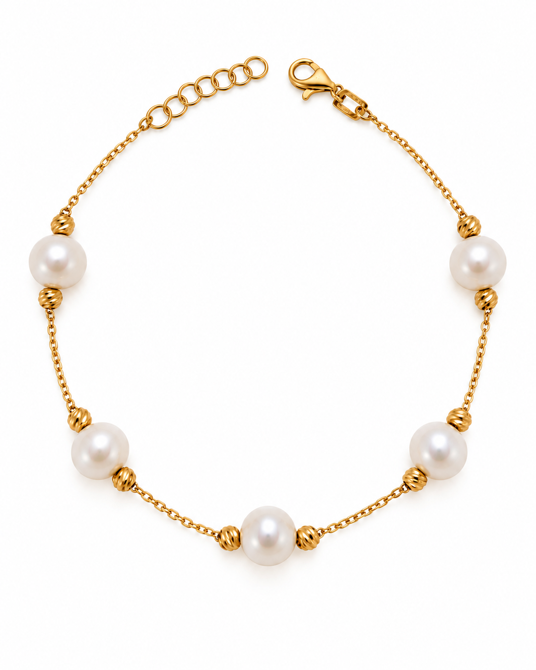 Armband Morvarid aus 18k Gelbgold mit fünf weissen Zuchtperlen, strukturierten Goldkügelchen und verstellbarem Karabinerverschluss auf weissem Hintergrund.
