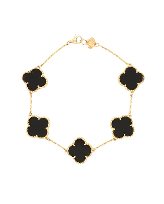 18k Gelbgoldarmband mit fünf schwarzen Kleeblatt-Motiven, gleichmässig angeordnet, freigestelltes Produktbild auf hellem Hintergrund