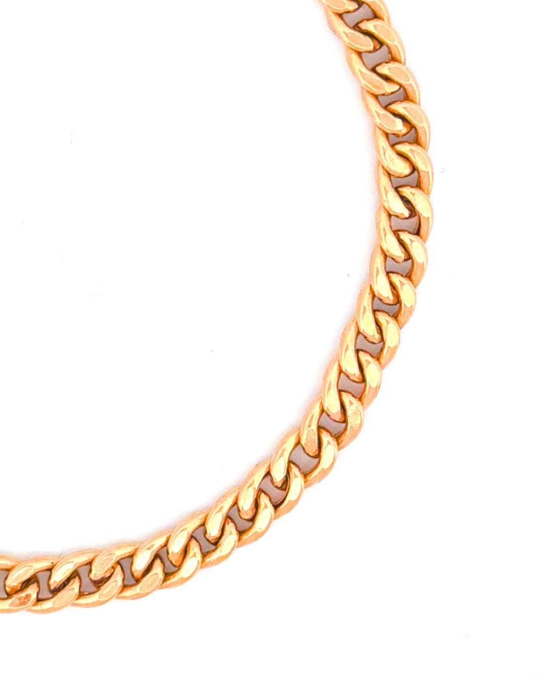 Detailaufnahme einer 18k Gelbgold-Panzerkette mit flach anliegenden Gliedern
