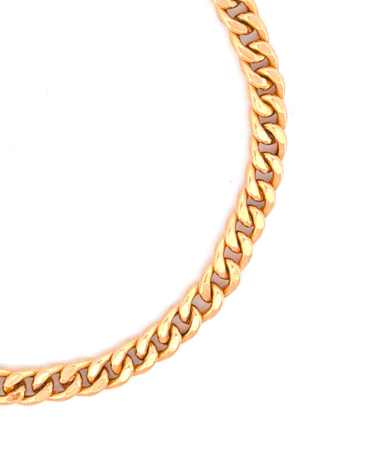Detailaufnahme einer 18k Gelbgold-Panzerkette mit flach anliegenden Gliedern
