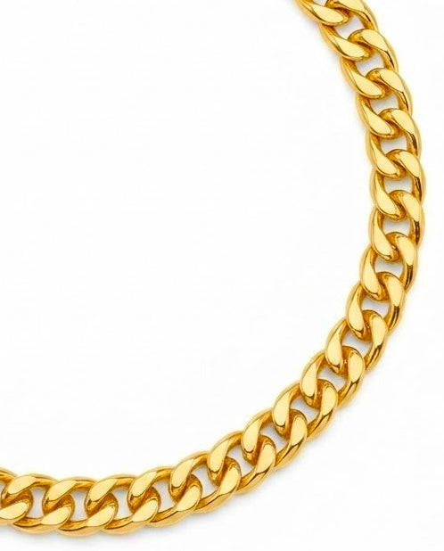 Detailaufnahme einer 18k Gelbgold-Panzerkette mit flach anliegenden Gliedern