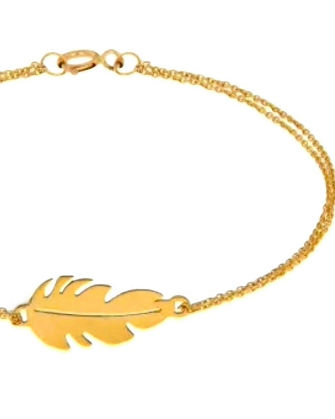 Feines Goldarmband mit Feder -  Nahaufnahme auf weissem Hintergrund