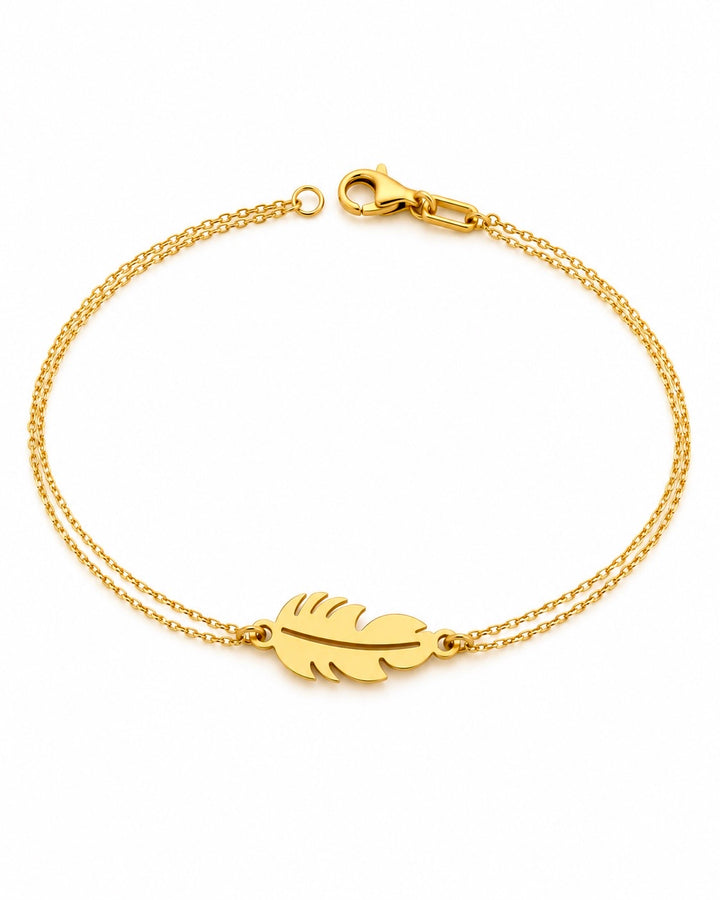 Filigranes Armband aus 18k Gelbgold mit Federmotiv und doppelter Goldkette, 18,5 cm lang, auf weissem Hintergrund.