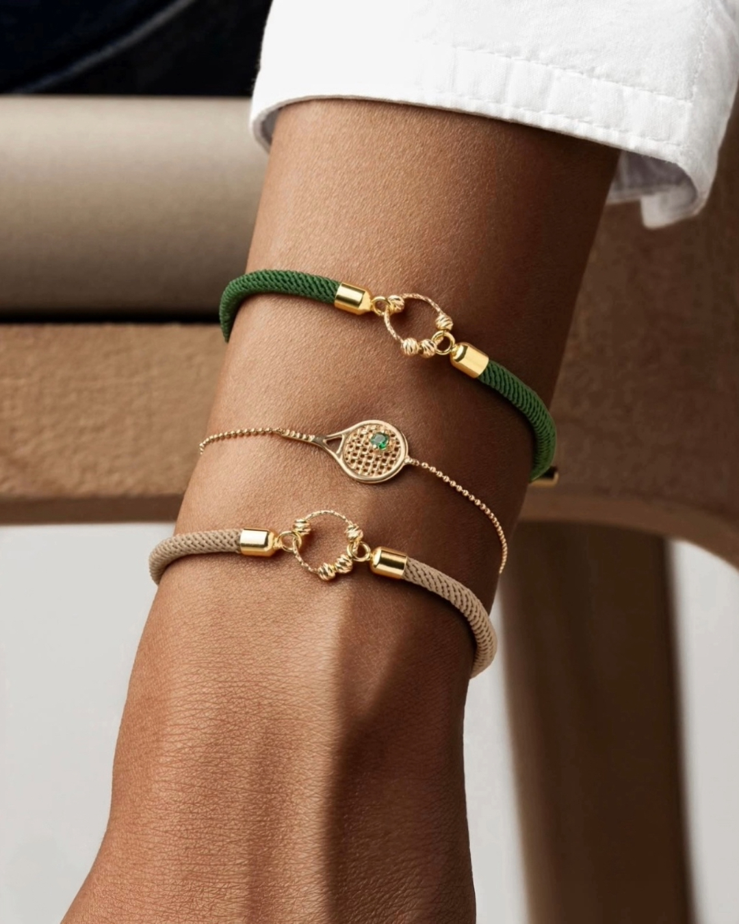 Ziba Gold Tennis-Armband mit grünem Zirkonia, getragen am Handgelenk