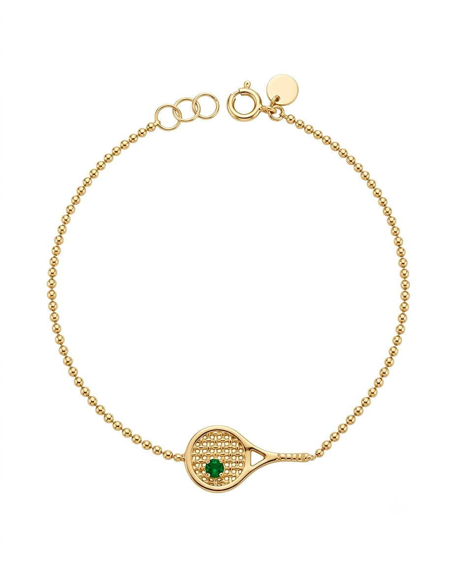 Armband aus 18k Gelbgold mit Tennisraketen-Anhänger und grünem Zirkonia, freigestelltes Produktbild