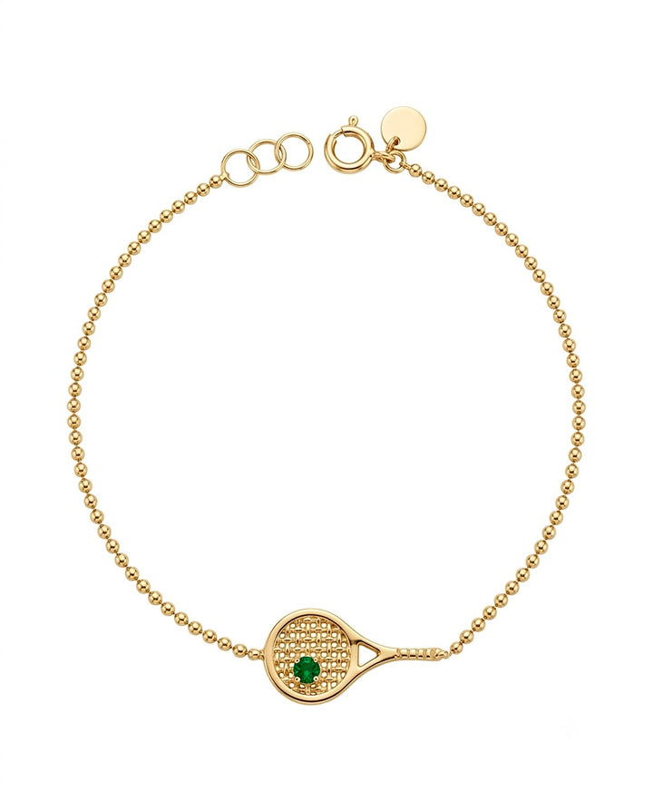 Armband aus 18k Gelbgold mit Tennisraketen-Anhänger und grünem Zirkonia, freigestelltes Produktbild