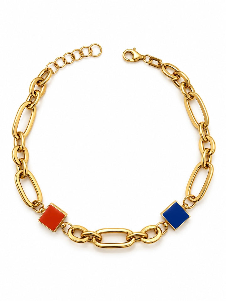 Armband Rangin aus 18k Gelbgold mit ovalen Gliedern, orangefarbenem und blauem Quadrat sowie verstellbarem Karabinerverschluss auf weissem Hintergrund.