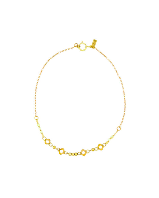 Feines Armband aus 18k Gelbgold mit floralen Elementen und kleinen Kugeln, freigestelltes Produktbild
