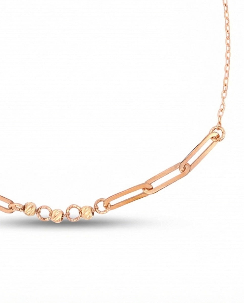 Detailaufnahme: 18k Goldarmband mit 2 mm Paperclip-Elementen sowie 1.5 mm Ringen und Kugeln