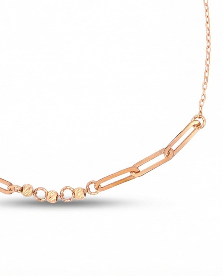 Detailaufnahme: 18k Goldarmband mit 2 mm Paperclip-Elementen sowie 1.5 mm Ringen und Kugeln
