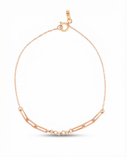 Feines Armband aus 18k Gelbgold mit zentrierter Paperclip-, Ring- und Kugel-Struktur, freigestelltes Produktbild