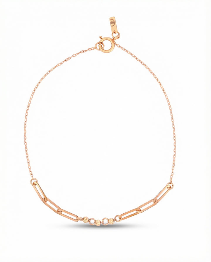 Feines Armband aus 18k Gelbgold mit zentrierter Paperclip-, Ring- und Kugel-Struktur, freigestelltes Produktbild
