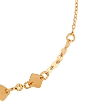 Detailaufnahme eines 18k Gelbgoldarmbands mit Quadraten und polierten Kugeln an feiner Kette