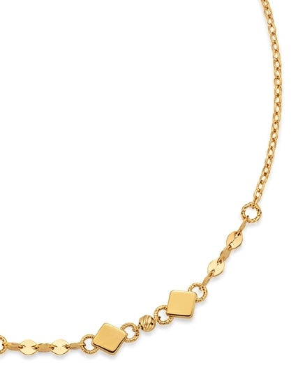 Detailaufnahme eines 18k Gelbgoldarmbands mit Quadraten und polierten Kugeln an feiner Kette