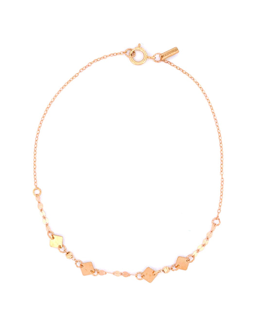 Feines 18k Gelbgoldarmband mit Quadratelementen und kleinen Kugeln, Produktbild freigestellt auf hellem Hintergrund