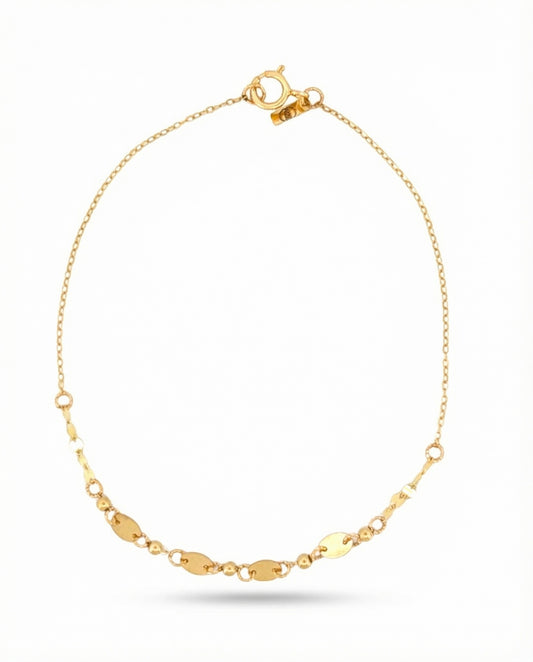 Feines Armband aus 18k Gelbgold mit ovalen Elementen und Kugeldetails, freigestelltes Produktbild