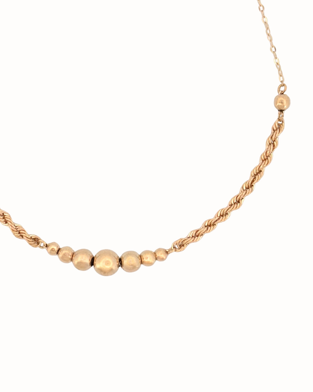 Armband Reshteh-ye Tanāb-e Zarif (Zartes Kordelband): Nahaufnahme der strukturierten Goldkugeln und der Kordel – 18k, handgefertigt
