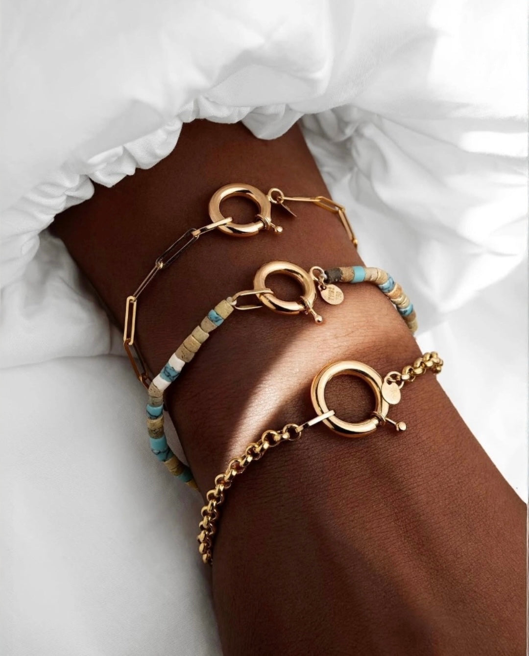 18k Gelbgold Armband mit klassischer Erbskette und grossem Federringverschluss am Handgelenk