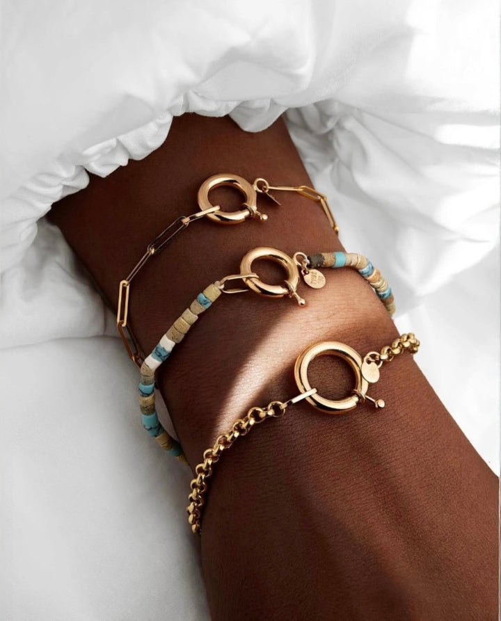 18k Gelbgold Armband mit klassischer Erbskette und grossem Federringverschluss am Handgelenk