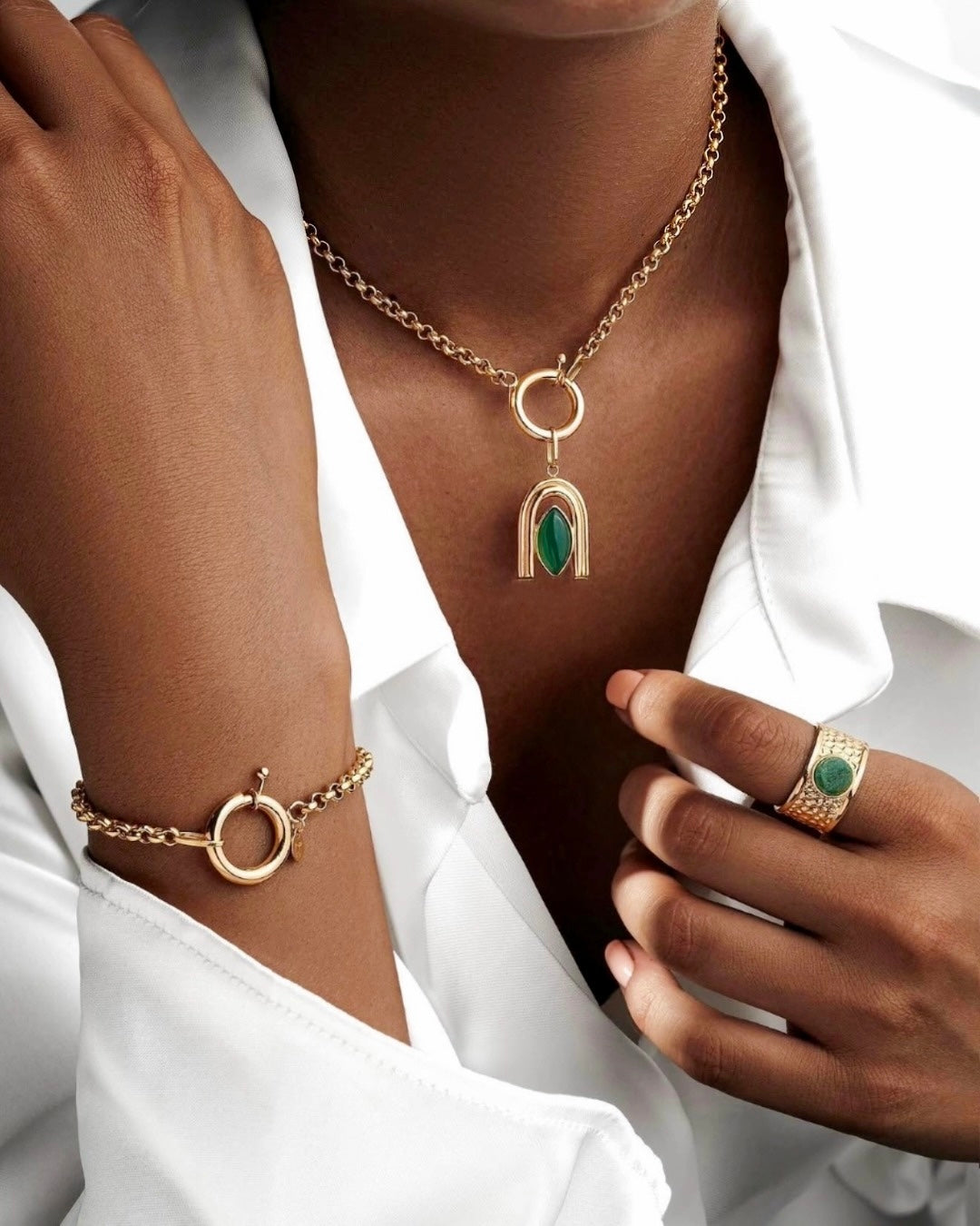Rolo-e Kelasik Armband aus 18k Gelbgold mit markantem Ringverschluss getragen am Handgelenk