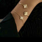 Elegantes Armband aus 18k Gelbgold mit zweifarbigem Kleeblatt-Anhänger – Shabdar-e Do Rang. Fein gearbeitete Details, Symbol für Glück und Stil.